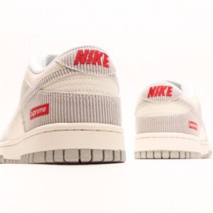 【AT2975】Supreme x Nike Dunk Low 天 このスニーカーは、伝統的な工業的な流れ作業の制限を破ることを主張しています。