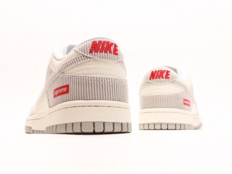 【AT2975】Supreme x Nike Dunk Low 天 このスニーカーは、伝統的な工業的な流れ作業の制限を破ることを主張しています。