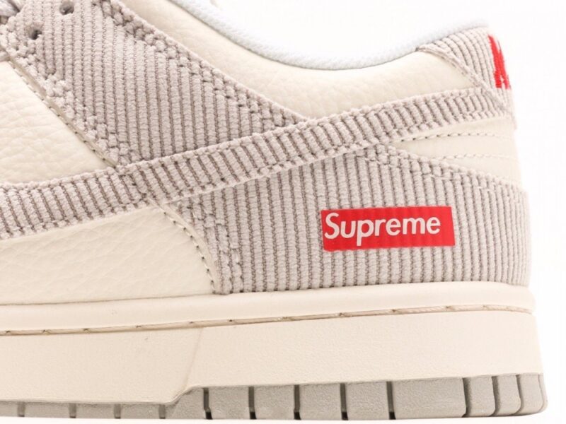 【AT2975】Supreme x Nike Dunk Low 天 このスニーカーは、伝統的な工業的な流れ作業の制限を破ることを主張しています。