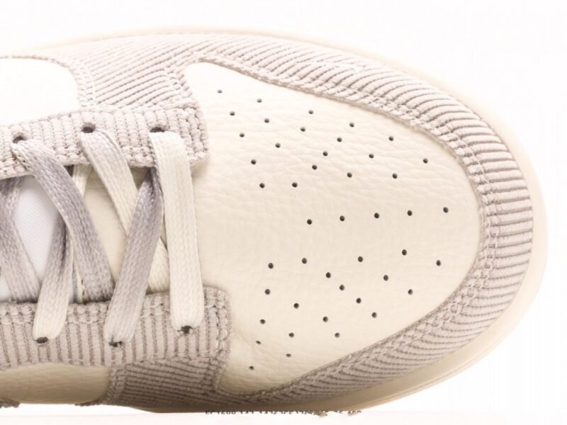 【AT2975】Supreme x Nike Dunk Low 天 このスニーカーは、伝統的な工業的な流れ作業の制限を破ることを主張しています。