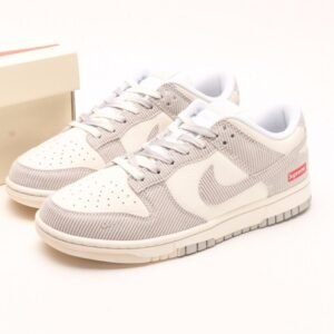 【AT2975】Supreme x Nike Dunk Low 天 このスニーカーは、伝統的な工業的な流れ作業の制限を破ることを主張しています。