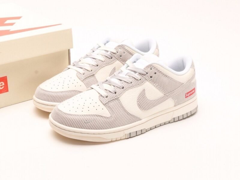 【AT2975】Supreme x Nike Dunk Low 天 このスニーカーは、伝統的な工業的な流れ作業の制限を破ることを主張しています。