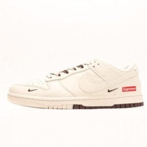 【AT2977】Supreme x Nike Dunk Low ホワイトブラウンの2色コンビネーションは、伝統的な工業的生産ラインのデザイン制約を打破することを主張しています。