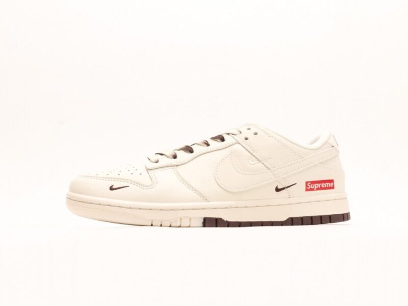 【AT2977】Supreme x Nike Dunk Low ホワイトブラウンの2色コンビネーションは、伝統的な工業的生産ラインのデザイン制約を打破することを主張しています。