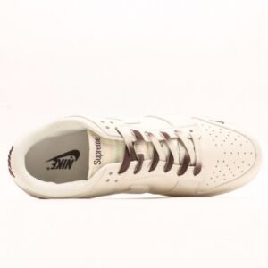 【AT2977】Supreme x Nike Dunk Low ホワイトブラウンの2色コンビネーションは、伝統的な工業的生産ラインのデザイン制約を打破することを主張しています。