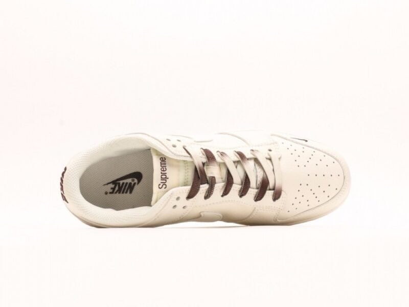【AT2977】Supreme x Nike Dunk Low ホワイトブラウンの2色コンビネーションは、伝統的な工業的生産ラインのデザイン制約を打破することを主張しています。