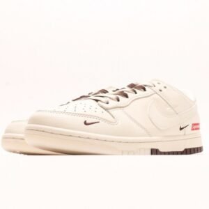 【AT2977】Supreme x Nike Dunk Low ホワイトブラウンの2色コンビネーションは、伝統的な工業的生産ラインのデザイン制約を打破することを主張しています。