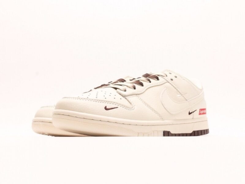 【AT2977】Supreme x Nike Dunk Low ホワイトブラウンの2色コンビネーションは、伝統的な工業的生産ラインのデザイン制約を打破することを主張しています。