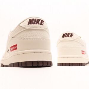 【AT2977】Supreme x Nike Dunk Low ホワイトブラウンの2色コンビネーションは、伝統的な工業的生産ラインのデザイン制約を打破することを主張しています。
