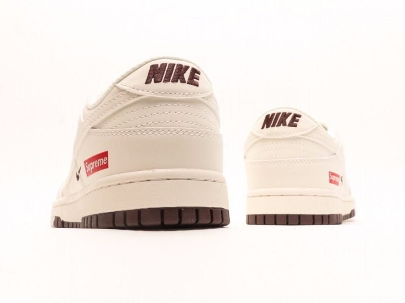 【AT2977】Supreme x Nike Dunk Low ホワイトブラウンの2色コンビネーションは、伝統的な工業的生産ラインのデザイン制約を打破することを主張しています。