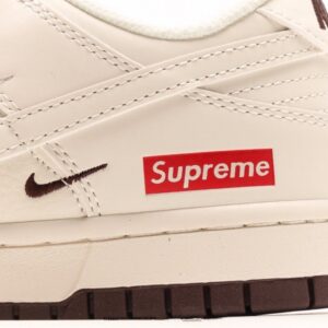 【AT2977】Supreme x Nike Dunk Low ホワイトブラウンの2色コンビネーションは、伝統的な工業的生産ラインのデザイン制約を打破することを主張しています。