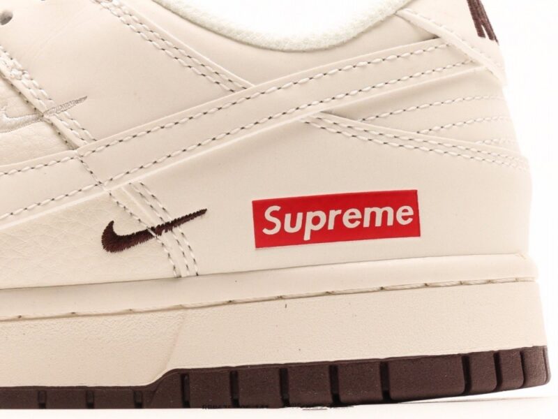 【AT2977】Supreme x Nike Dunk Low ホワイトブラウンの2色コンビネーションは、伝統的な工業的生産ラインのデザイン制約を打破することを主張しています。