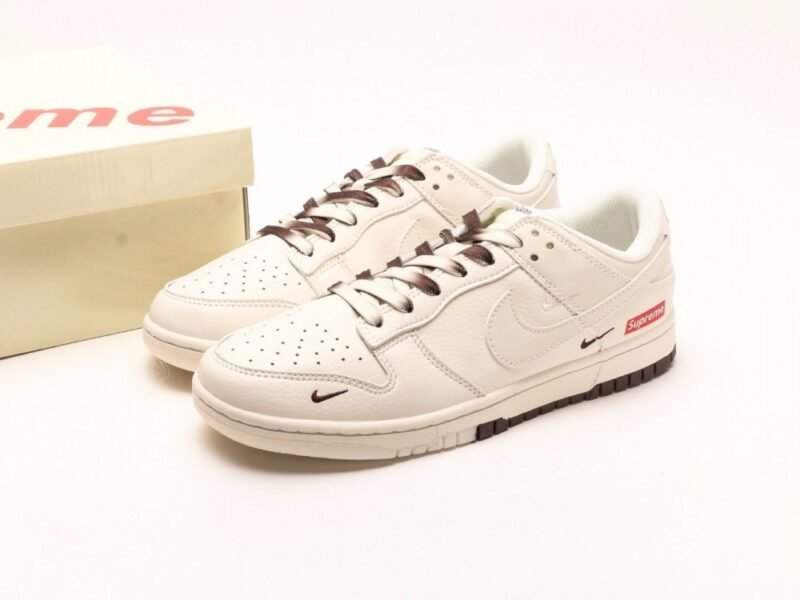 【AT2977】Supreme x Nike Dunk Low ホワイトブラウンの2色コンビネーションは、伝統的な工業的生産ラインのデザイン制約を打破することを主張しています。