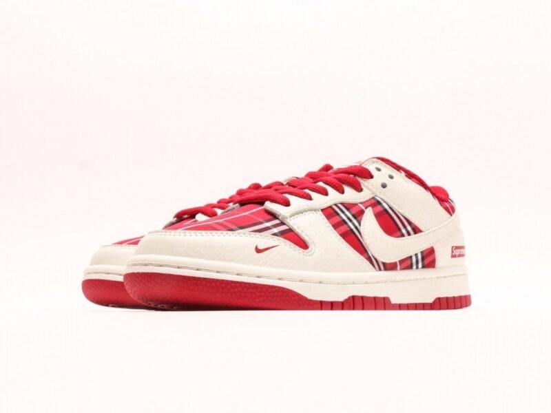 【AT2978】Nike x SupremeのNike SB Dunk Low Supreme-コラボチェック柄生地の配色で、ローカットのカジュアルスポーツスケートボードシューズ。