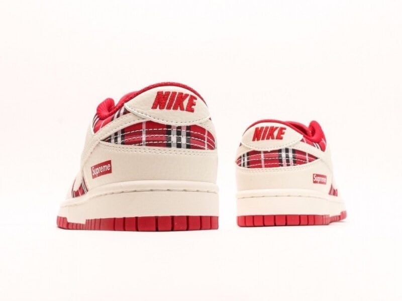 【AT2978】Nike x SupremeのNike SB Dunk Low Supreme-コラボチェック柄生地の配色で、ローカットのカジュアルスポーツスケートボードシューズ。