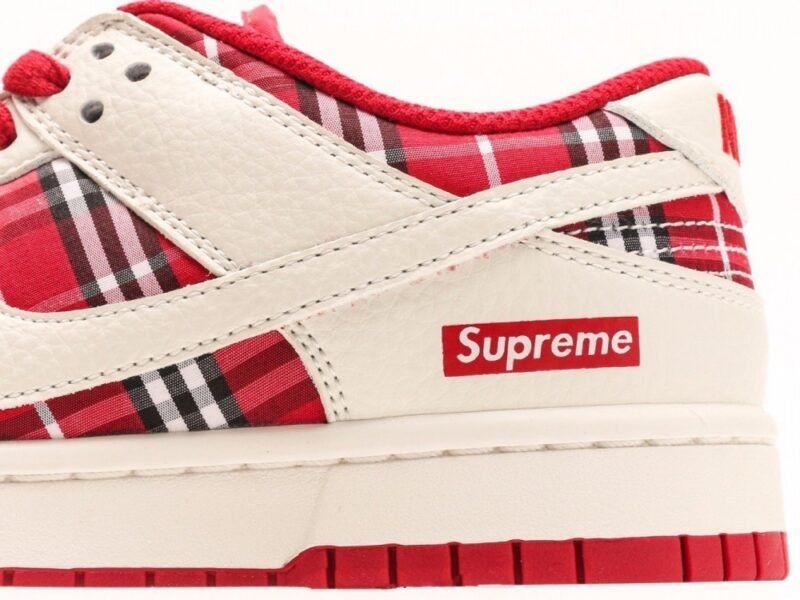 【AT2978】Nike x SupremeのNike SB Dunk Low Supreme-コラボチェック柄生地の配色で、ローカットのカジュアルスポーツスケートボードシューズ。