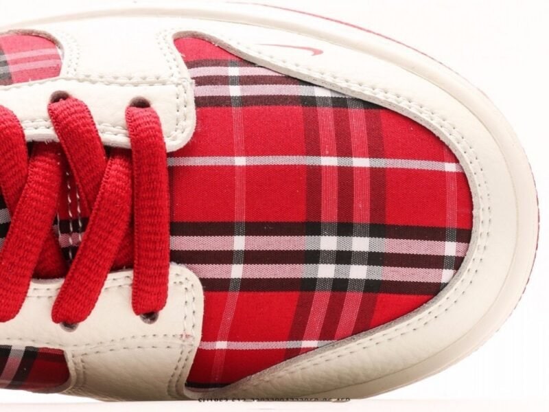 【AT2978】Nike x SupremeのNike SB Dunk Low Supreme-コラボチェック柄生地の配色で、ローカットのカジュアルスポーツスケートボードシューズ。