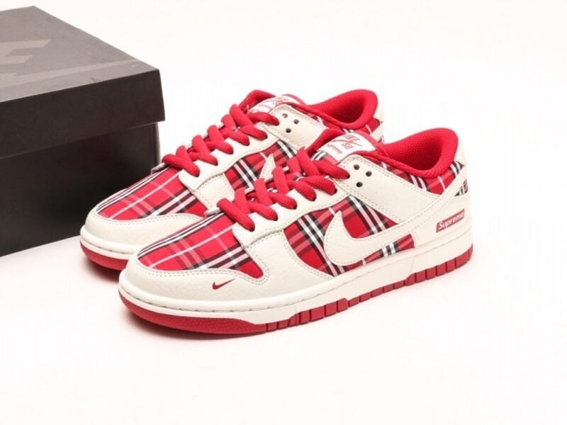 【AT2978】Nike x SupremeのNike SB Dunk Low Supreme-コラボチェック柄生地の配色で、ローカットのカジュアルスポーツスケートボードシューズ。