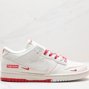 【AT2983】Nike x Supreme Nike SB Dunk Low Supremeのコラボレーションスニーカーは、低カットでカジュアルなスケートシューズです。