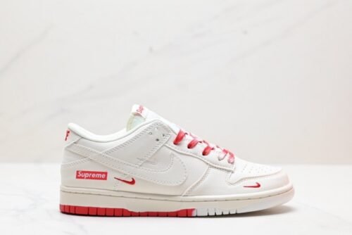 【AT2983】Nike x Supreme Nike SB Dunk Low Supremeのコラボレーションスニーカーは、低カットでカジュアルなスケートシューズです。