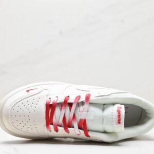 【AT2983】Nike x Supreme Nike SB Dunk Low Supremeのコラボレーションスニーカーは、低カットでカジュアルなスケートシューズです。