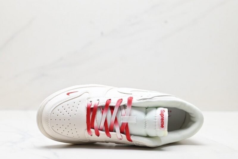 【AT2983】Nike x Supreme Nike SB Dunk Low Supremeのコラボレーションスニーカーは、低カットでカジュアルなスケートシューズです。