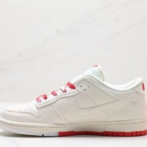 【AT2983】Nike x Supreme Nike SB Dunk Low Supremeのコラボレーションスニーカーは、低カットでカジュアルなスケートシューズです。