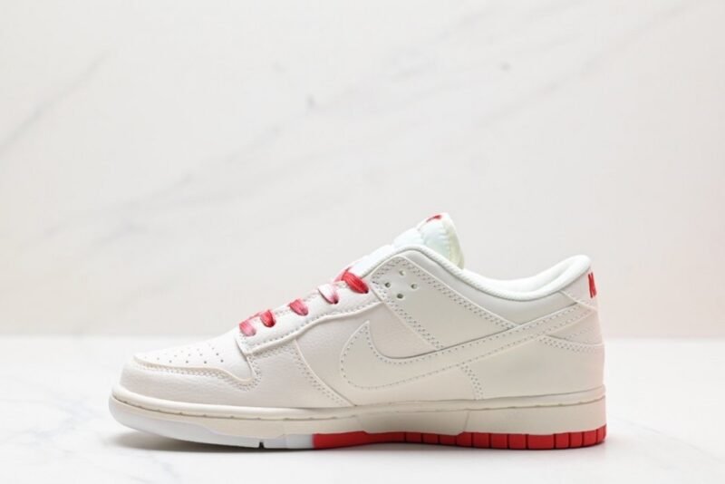 【AT2983】Nike x Supreme Nike SB Dunk Low Supremeのコラボレーションスニーカーは、低カットでカジュアルなスケートシューズです。