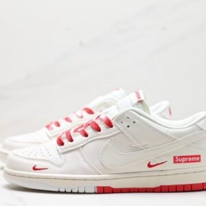 【AT2983】Nike x Supreme Nike SB Dunk Low Supremeのコラボレーションスニーカーは、低カットでカジュアルなスケートシューズです。