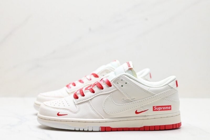 【AT2983】Nike x Supreme Nike SB Dunk Low Supremeのコラボレーションスニーカーは、低カットでカジュアルなスケートシューズです。