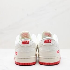 【AT2983】Nike x Supreme Nike SB Dunk Low Supremeのコラボレーションスニーカーは、低カットでカジュアルなスケートシューズです。