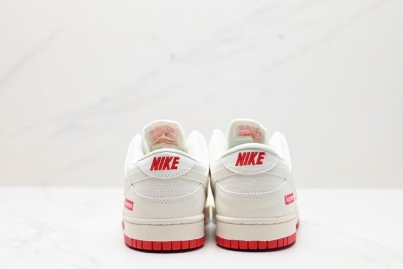 【AT2983】Nike x Supreme Nike SB Dunk Low Supremeのコラボレーションスニーカーは、低カットでカジュアルなスケートシューズです。
