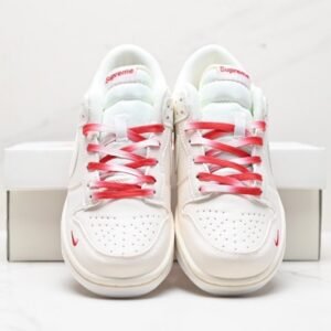 【AT2983】Nike x Supreme Nike SB Dunk Low Supremeのコラボレーションスニーカーは、低カットでカジュアルなスケートシューズです。