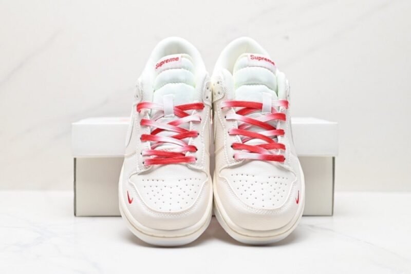 【AT2983】Nike x Supreme Nike SB Dunk Low Supremeのコラボレーションスニーカーは、低カットでカジュアルなスケートシューズです。