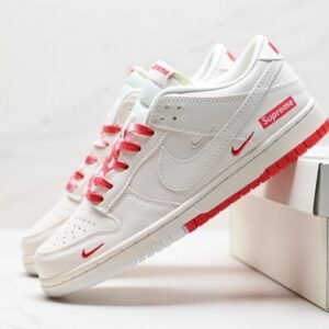 【AT2983】Nike x Supreme Nike SB Dunk Low Supremeのコラボレーションスニーカーは、低カットでカジュアルなスケートシューズです。