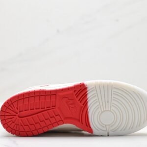 【AT2983】Nike x Supreme Nike SB Dunk Low Supremeのコラボレーションスニーカーは、低カットでカジュアルなスケートシューズです。