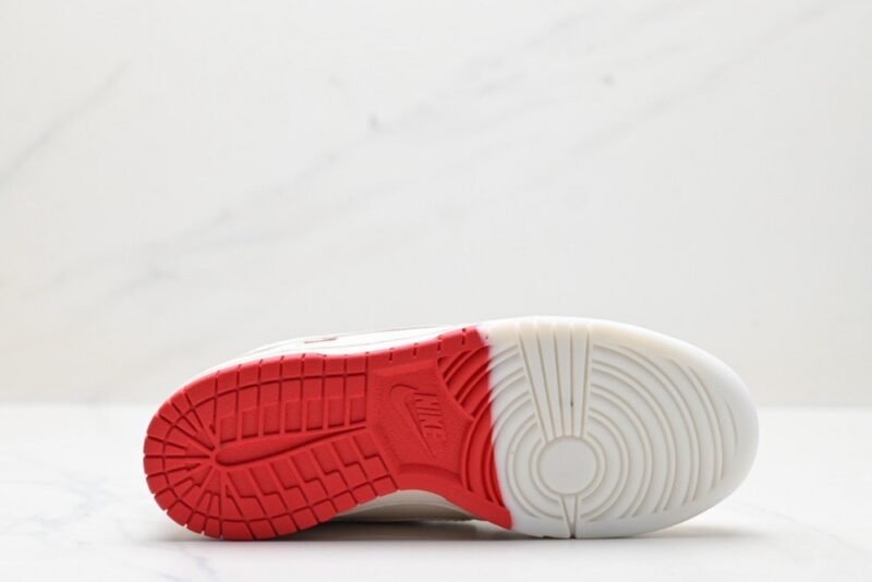 【AT2983】Nike x Supreme Nike SB Dunk Low Supremeのコラボレーションスニーカーは、低カットでカジュアルなスケートシューズです。