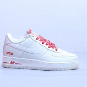 【AT2987】Nike x SupremeのNike Air Force 1 AF1。ナイキの低カットエアフォース1カジュアルスニーカーはホワイトとレッドです。