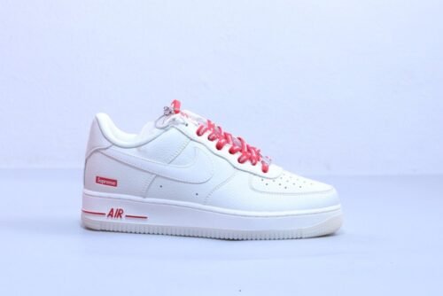 【AT2987】Nike x SupremeのNike Air Force 1 AF1。ナイキの低カットエアフォース1カジュアルスニーカーはホワイトとレッドです。