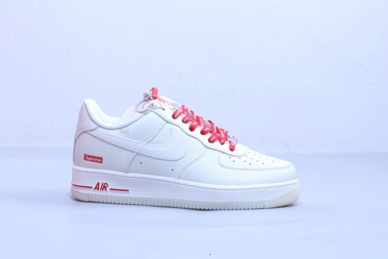 【AT2987】Nike x SupremeのNike Air Force 1 AF1。ナイキの低カットエアフォース1カジュアルスニーカーはホワイトとレッドです。