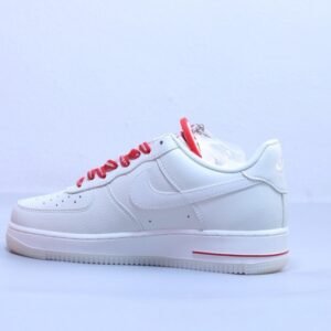 【AT2987】Nike x SupremeのNike Air Force 1 AF1。ナイキの低カットエアフォース1カジュアルスニーカーはホワイトとレッドです。
