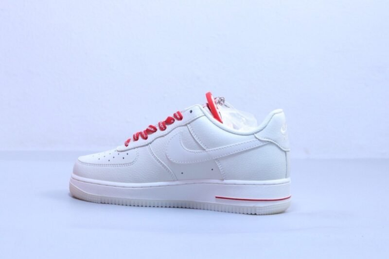【AT2987】Nike x SupremeのNike Air Force 1 AF1。ナイキの低カットエアフォース1カジュアルスニーカーはホワイトとレッドです。
