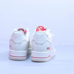 【AT2987】Nike x SupremeのNike Air Force 1 AF1。ナイキの低カットエアフォース1カジュアルスニーカーはホワイトとレッドです。