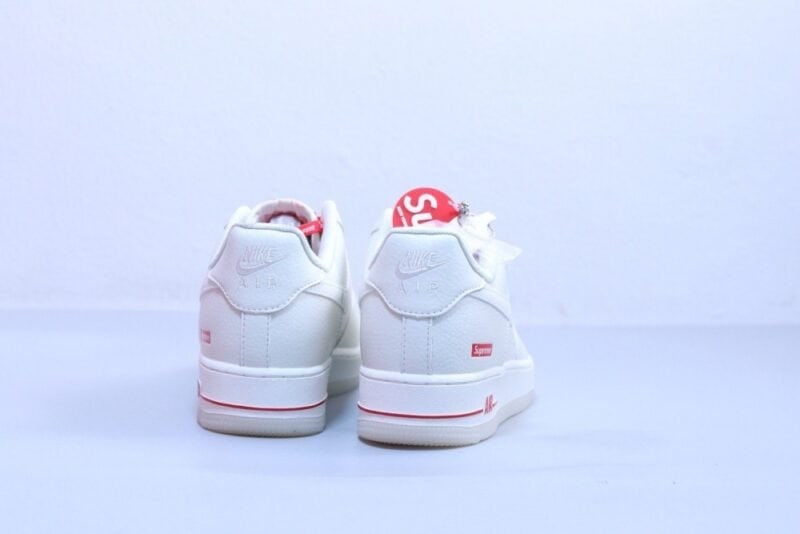 【AT2987】Nike x SupremeのNike Air Force 1 AF1。ナイキの低カットエアフォース1カジュアルスニーカーはホワイトとレッドです。