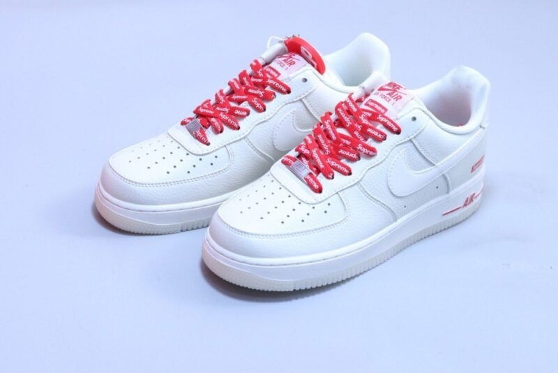 【AT2987】Nike x SupremeのNike Air Force 1 AF1。ナイキの低カットエアフォース1カジュアルスニーカーはホワイトとレッドです。
