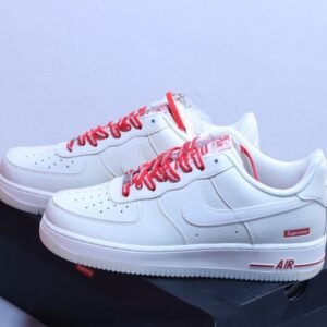 【AT2987】Nike x SupremeのNike Air Force 1 AF1。ナイキの低カットエアフォース1カジュアルスニーカーはホワイトとレッドです。