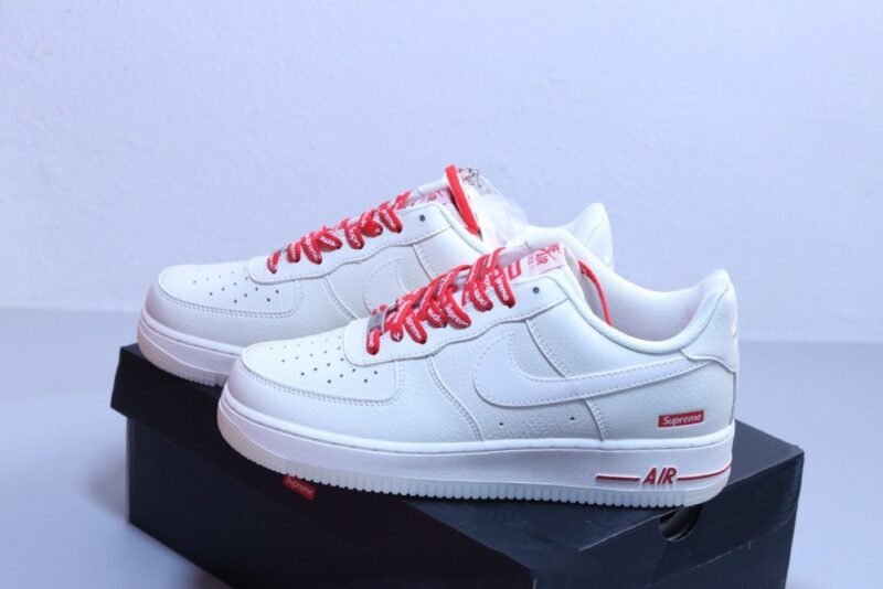 【AT2987】Nike x SupremeのNike Air Force 1 AF1。ナイキの低カットエアフォース1カジュアルスニーカーはホワイトとレッドです。
