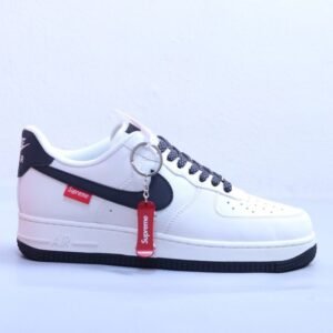 【AT2989】Nike x Supreme の Nike Air Force 1 AF1、ローカット、エアフォース1、カジュアルスニーカー、ホワイト、ブラックスウープリーム、スケートボードペンダント