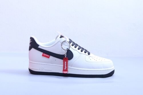 【AT2989】Nike x Supreme の Nike Air Force 1 AF1、ローカット、エアフォース1、カジュアルスニーカー、ホワイト、ブラックスウープリーム、スケートボードペンダント