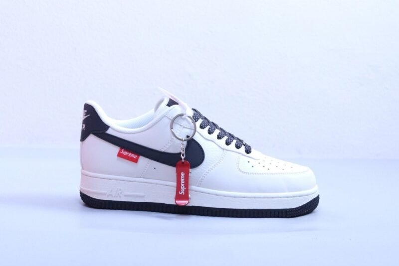 【AT2989】Nike x Supreme の Nike Air Force 1 AF1、ローカット、エアフォース1、カジュアルスニーカー、ホワイト、ブラックスウープリーム、スケートボードペンダント